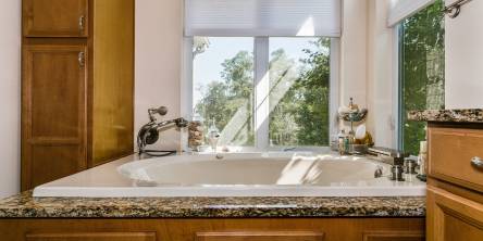 Choosing the Perfect Jacuzzi Bath for Your Home